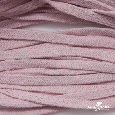 Шнур плетеный d-8 мм плоский, 70% хлопок 30% полиэстер, уп.85+/-1 м, цв.1019-св.розовый - купить в Ачинске. Цена: 735 руб.